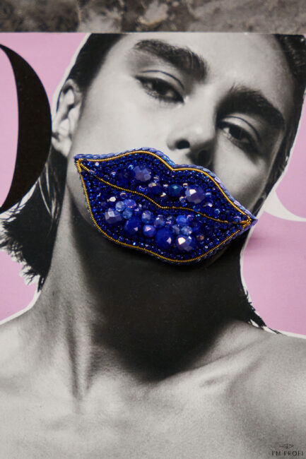 Брошки ручної роботи – Губи, шприц у губах (для косметолога)