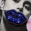 Брошки ручної роботи – Губи, шприц у губах (для косметолога) - Губи (азуріт)