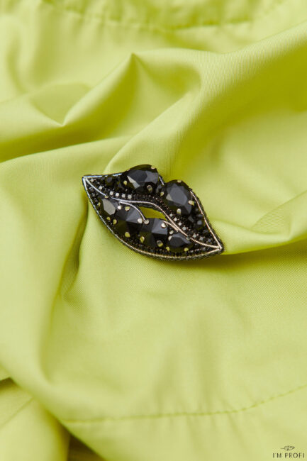 Брошки ручної роботи – Губи, шприц у губах (для косметолога)