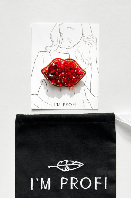 Брошки ручної роботи – Губи, шприц у губах (для косметолога)