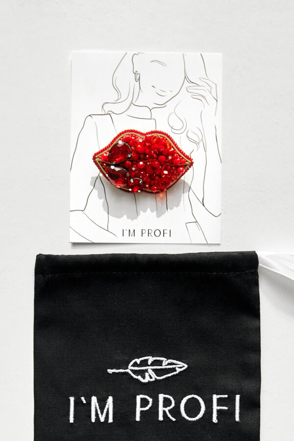 Брошки ручної роботи – Губи, шприц у губах (для косметолога)