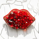 Брошки ручної роботи – Губи, шприц у губах (для косметолога) - Яскраво-червоний поцілунок