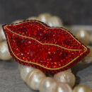 Брошки ручної роботи – Губи, шприц у губах (для косметолога) - Губи (бордові) #2