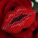 Брошки ручної роботи – Губи, шприц у губах (для косметолога) - Губи (бордові)