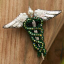 Брошки медичні ручної роботи – Легені, Келих Гігеї, Кадуцей, Мікроскоп, Стетоскоп, Дерматоскоп - Кадуцей (смарагдово-чорний)