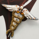 Брошки медичні ручної роботи – Легені, Келих Гігеї, Кадуцей, Мікроскоп, Стетоскоп, Дерматоскоп - Кадуцей (золото)