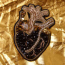Брошки медичні ручної роботи – Серце, Око, УЗД, ДНК, Матка, Лелека, Дерево - Серце (чорний/золото)