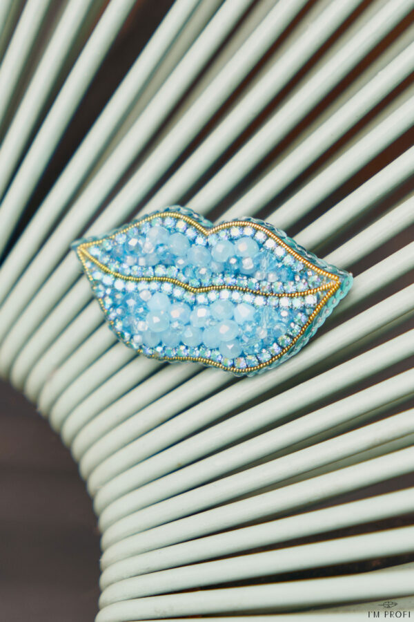 Брошки ручної роботи – Губи, шприц у губах (для косметолога)