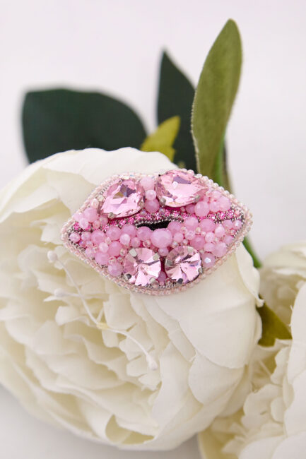 Брошки ручної роботи – Губи, шприц у губах (для косметолога)