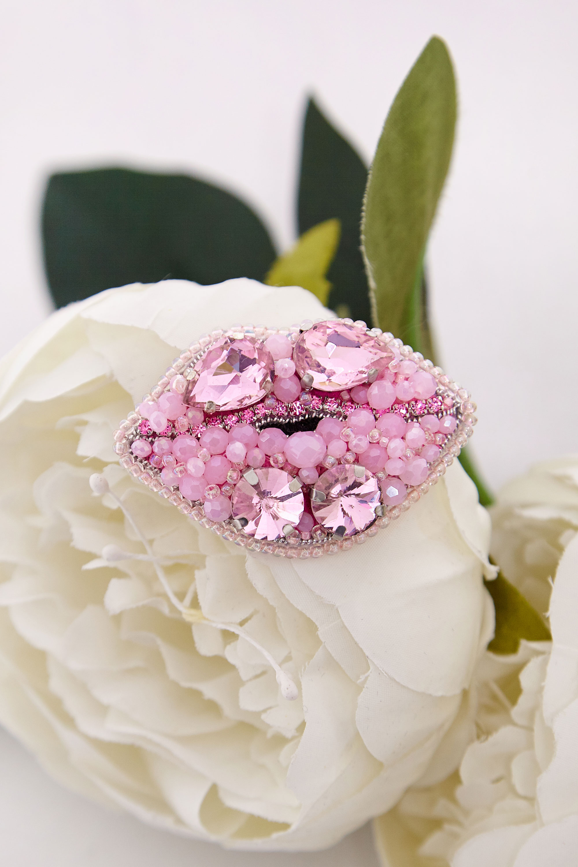 Брошки ручної роботи – Губи, шприц у губах (для косметолога) - Зображення 6