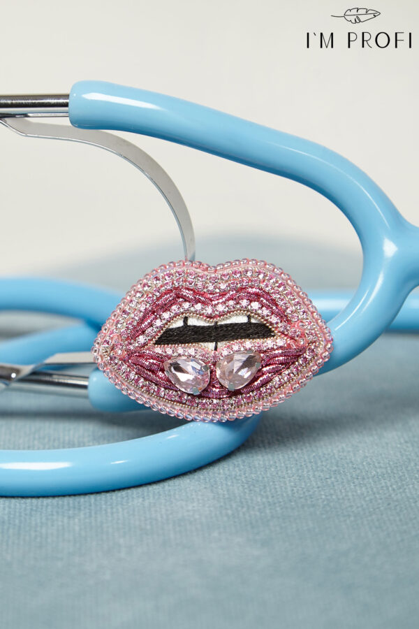 Брошки ручної роботи – Губи, шприц у губах (для косметолога)