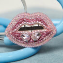 Брошки ручної роботи – Губи, шприц у губах (для косметолога) - Губи (рожеві/срібло)