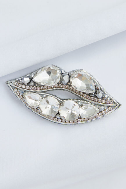 Брошки ручної роботи – Губи, шприц у губах (для косметолога)