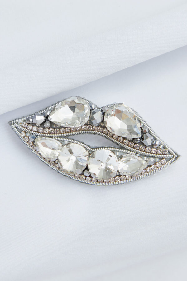 Брошки ручної роботи – Губи, шприц у губах (для косметолога)