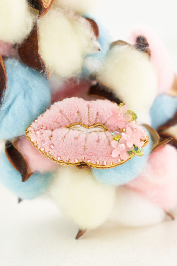 Брошки ручної роботи – Губи, шприц у губах (для косметолога)