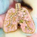 Брошки медичні ручної роботи – Легені, Келих Гігеї, Кадуцей, Мікроскоп, Стетоскоп, Дерматоскоп - Легені (рожеві) з квіткою