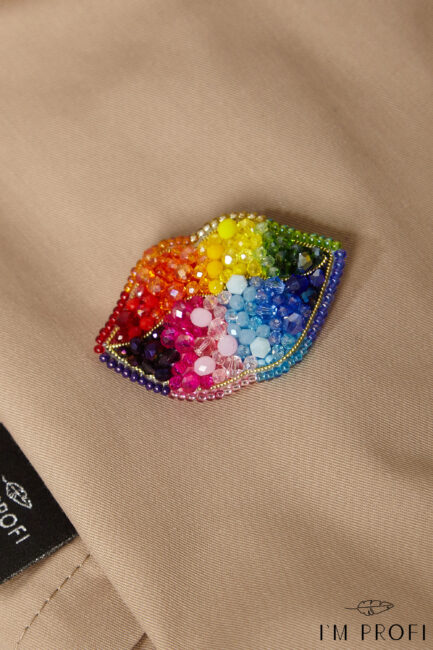 Брошки ручної роботи – Губи, шприц у губах (для косметолога)