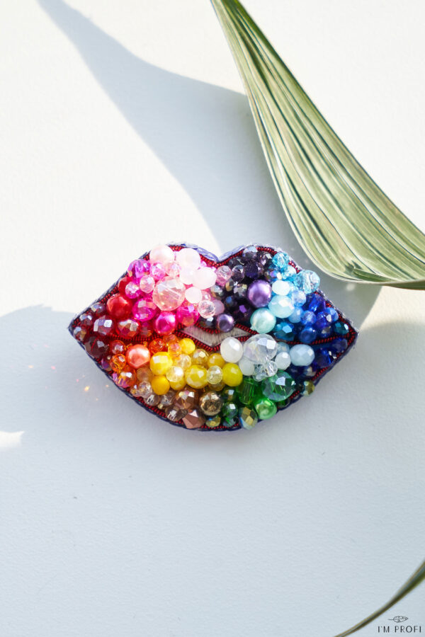 Брошки ручної роботи – Губи, шприц у губах (для косметолога)