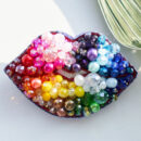 Брошки ручної роботи – Губи, шприц у губах (для косметолога) - Райдужна посмішка