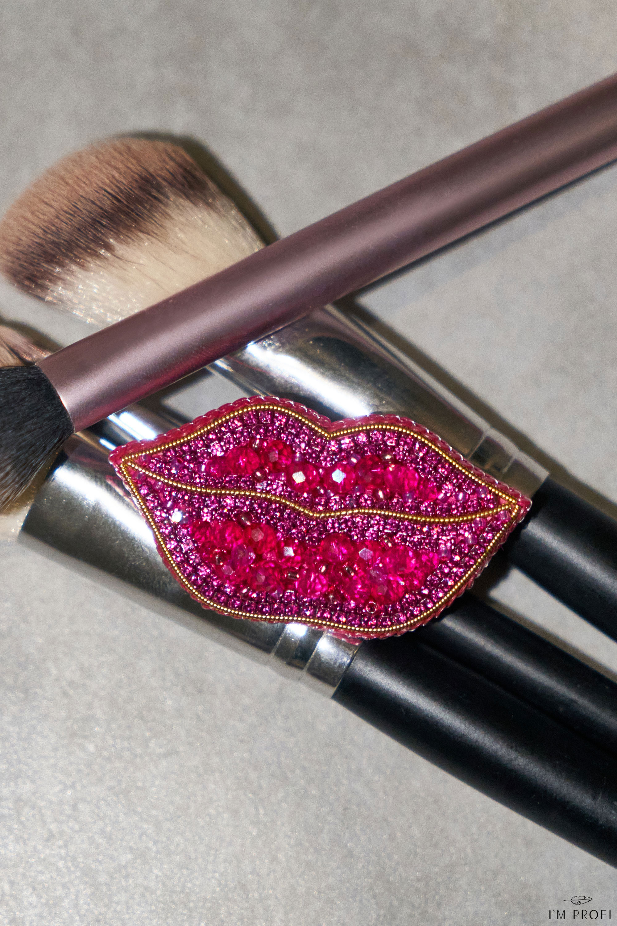 Improfi Brooch Red Lips 01