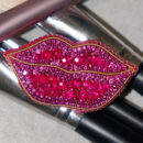 Брошки ручної роботи – Губи, шприц у губах (для косметолога) - Губи (червоні)