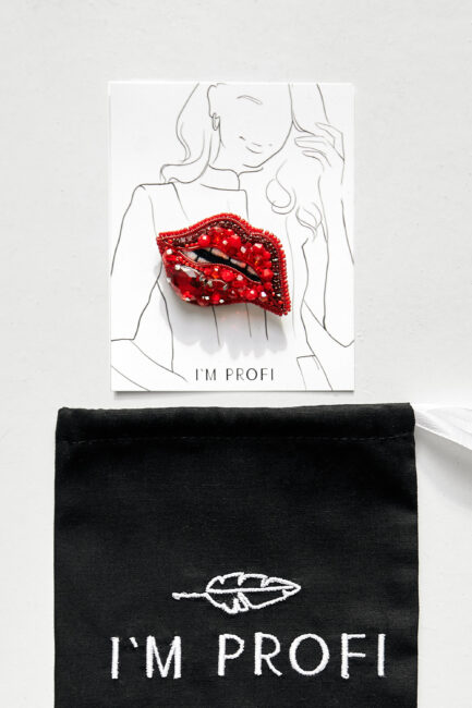 Брошки ручної роботи – Губи, шприц у губах (для косметолога)