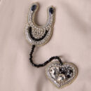 Брошки медичні ручної роботи – Легені, Келих Гігеї, Кадуцей, Мікроскоп, Стетоскоп, Дерматоскоп - Стетоскоп – підкова і сердечко (золото)