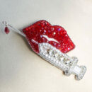 Брошки ручної роботи – Губи, шприц у губах (для косметолога) - Шприц у губах