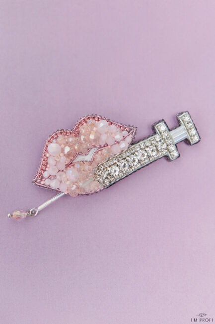 Брошки ручної роботи – Губи, шприц у губах (для косметолога)