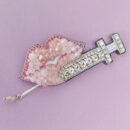 Брошки ручної роботи – Губи, шприц у губах (для косметолога) - Шприц у губах (рожевий)