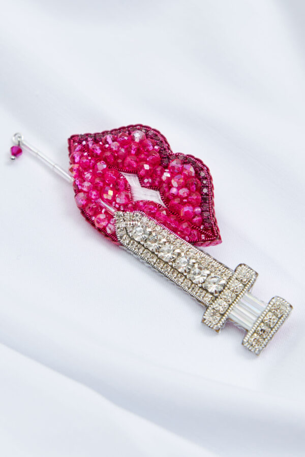 Брошки ручної роботи – Губи, шприц у губах (для косметолога)