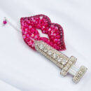 Брошки ручної роботи – Губи, шприц у губах (для косметолога) - Червоні (малинові) губи зі шприцем