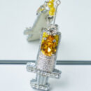 Брошки ручної роботи – Шприц (для лікаря, медсестри, косметолога) - Шприц (срібно-бурштіновий) з крапелькою