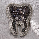 Брошки ручної роботи – Зуби (для стоматолога) - Зуб (чорний з серебром)