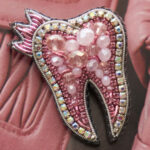 Зуб (рожевий) з короною