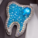 Брошки ручної роботи – Зуби (для стоматолога) - Зуб (сапфір)