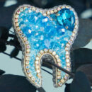 Брошки ручної роботи – Зуби (для стоматолога) - Зуб (сапфір) #2