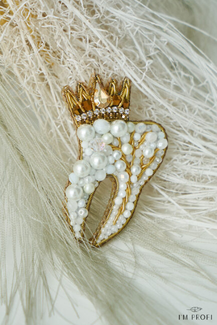 Improfi Brooch Tooth With Crown 01