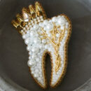 Брошки ручної роботи – Зуби (для стоматолога) - Зуб (золото) з короною