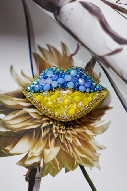 Брошки ручної роботи – Губи, шприц у губах (для косметолога)