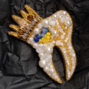 Брошки ручної роботи – Україна в серці - Зуб з короною (жовто-блакитний)