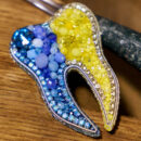 Брошки ручної роботи – Україна в серці - Україна – Зуб (жовто-блакитний)