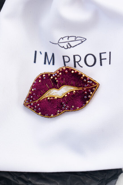 Брошки ручної роботи – Губи, шприц у губах (для косметолога)