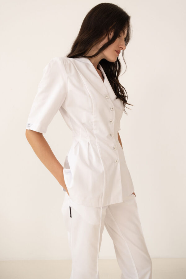 Жіночий медичний топ з витонченим силуетом та ґудзиками в тон – T288