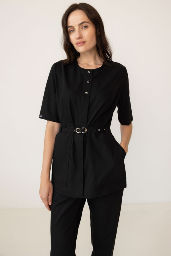 Медичний топ із сердечками та знімним поясом – T289 - Чорний