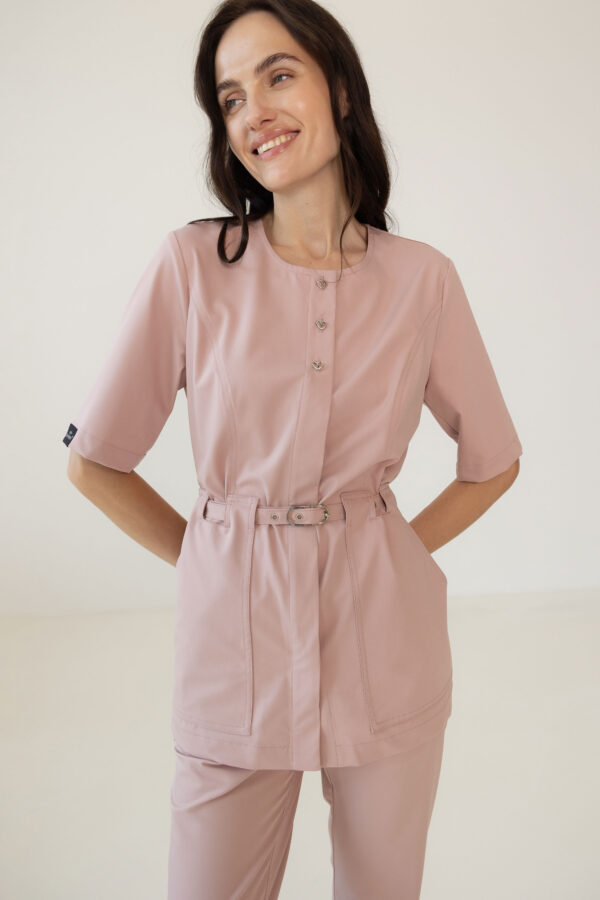 Медичний топ із сердечками та знімним поясом – T289 - Пудровий